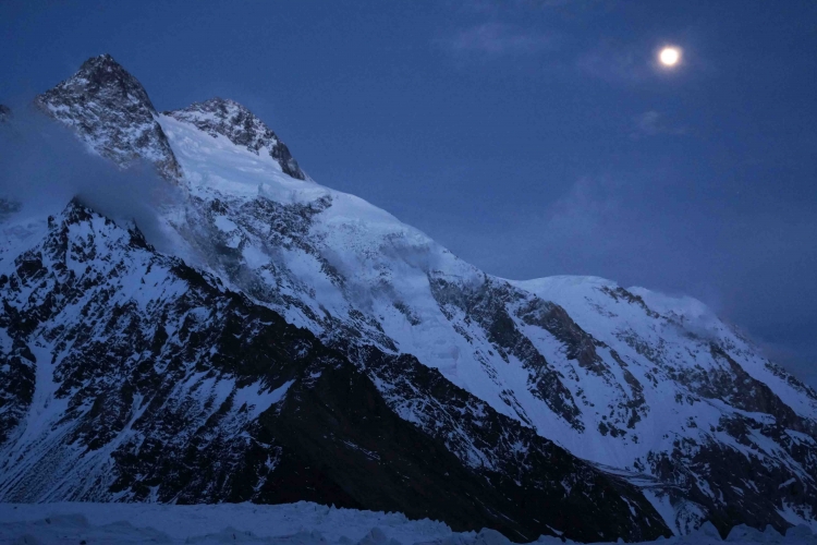 6 Summits Challenge Expedition Continues Attempt  To Break World Climbing Record
